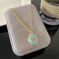 Collar de relicario vintage dorado con esmalte verde y colgante de mariposa morada - Estilo Mariposa Verde Azulado Púrpura (W1003)