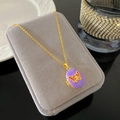 Collar de relicario con colgante ovalado de esmalte púrpura y diseño de mariposa oro - Estilo Relicario Mariposa Púrpura (W1004)