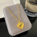 Collar de relicario de corazón dorado con abeja y texto MINE en joyero gris - Estilo Abeja Negra Corazón (W1005)