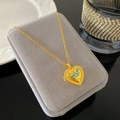 Collar de relicario corazón dorado con abeja de esmalte azul y texto MINE en caja - Estilo Abeja Azul Corazón (W1006)
