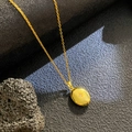 Collar medallón ovalado dorado con estrella de circón sobre fondo de roca texturizada - Octagrama Ovalado Circonita