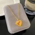 Collar de relicario de corazón vintage dorado con abeja roja y grabado Mine - Estilo Abeja Roja Corazón (W1007)