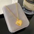 Collar de relicario de corazón dorado con relieve de abeja y grabado MINE - Estilo Abeja Corazón MINE (W1008)