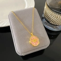 Collar de relicario ovalado de esmalte rosa con relieve de ángel dorado y cristales - Estilo Relieve Ángel Rosa (W1009)