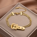 Dreilagiges Armband aus goldenem Titanstahl mit einzigartigem Schnallenanhänger-Design - Gold