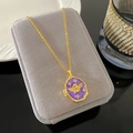 Collar dorado con colgante ovalado de esmalte lila, relieve de ángel y pequeños diamantes - Estilo Relieve Ángel Púrpura (W1011)