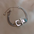 Nahaufnahme des dreilagigen silbernen Box-Chain-Armbands mit Gürtelschnallen-Detail - Silber