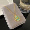 Collar de relicario vintage dorado con esmalte azul cielo y un relieve de ángel - Estilo Relieve Ángel Azul Cielo (W1010)