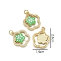 Ciondolo a fiore dorato con smalto verde brillante e dettagli quadrati bianchi da 2,1 cm - Verde