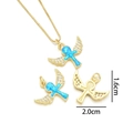 Collana a croce con ali d'angelo dorate con opale blu e zirconi brillanti - Angelo opale blu pavone