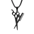 Detalle de colgante de tijeras y peine negros con strass blanco en cadena de perlas - Negro
