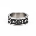 Gros plan d'une bague rétro en acier titane avec motifs soleil, lune et étoiles gravés - US 6 / Acier