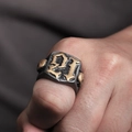 Makro-Detail des Vintage-Punk-Rings mit goldener Nummer 21 und Totenkopf-Relief an der Seite - Vintage Gold