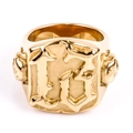 Detailansicht eines goldenen Punk-Rings mit Nummer 13 und seitlichen Totenköpfen - Gold