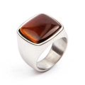 Détail d'une bague pour homme en acier avec œil de tigre brun et finition brossée - Acier Œil de Tigre Rouge