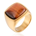 Détail d'une bague vintage en acier doré avec finition mate et pierre œil de tigre carrée - Or Oeil de Tigre Rouge