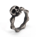 Primer plano del anillo de calavera motera vintage con banda en forma de hueso plateado - Plata antigua