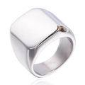 Primer plano de anillo de sello cuadrado plateado pulido en estilo industrial minimalista - US 6 / Color acero