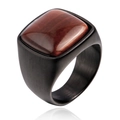 Gros plan de bague rétro pour hommes avec œil de tigre rouge et anneau en acier noir mat - Noir Œil de Tigre Rouge