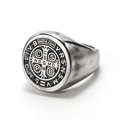 Makroaufnahme des St. Benedikt Rings mit detaillierter religiöser Kreuzprägung aus Edelstahl - Antik-Silber