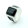 Bague en acier titane argenté avec pierre noire rectangulaire et motifs de feuilles - Bague Acier + Pierre Noire
