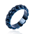 Dettaglio macro di un anello a teschio blu scuro che mostra il rilievo gotico metallico - US 5 / Blu