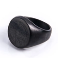 Dettaglio macro di un anello a sigillo nero opaco con esagramma inciso e rune - US 6 / Nero