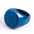 Dettaglio macro di anello a sigillo blu in titanio con ettagramma e testo in ebraico - US 6 / Blu
