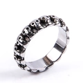 Dettaglio macro dell'anello teschio punk retrò con finitura argento antico e rilievo 3D - US 5 / Color Acciaio