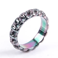 Dettaglio macro dell'anello con teschio con finitura arcobaleno e interno lucido - Arcobaleno