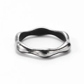 Minimalistischer Bambus-Wellen-Ring aus Edelstahl mit Vintage-Oxid-Finish für Damen - US 5 / Antik-Silber