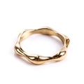 Polierter gewellter Goldring mit unregelmäßiger Textur im minimalistischen Design - US 5 / Gold