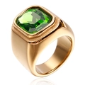 Herrenring aus Titanstahl mit großem quadratischem grünem Edelstein und Goldbeschichtung - Gold mit grünem Edelstein