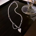 Halskette mit silbernem Herzanhänger und asymmetrischer Gliederkette für Damen - Stahlfarbe - Spitzes Herz