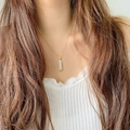 Collier en acier titane doré avec pendentif en jade bambou blanc sur un mannequin - Or Blanc Bambou Zircon Blanc (Chaîne en O)