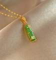 Détail du collier bambou doré avec pendentif en jade vert sur de la soie champagne - Or Vert Bambou Zircon Rouge (Chaîne à Lèvres)