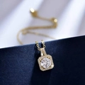 Elegante collana dorata con ciondolo halo quadrato e zircone tondo brillante - Collana Quadrata (Catena a O) / Oro