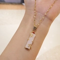 Collier en acier titane avec pendentif bambou, calcédoine rose et détails dorés - Or Blanc Bambou Zircon Rouge (Chaîne à Lèvres)