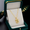 Dettaglio del ciondolo a forma di orso dorato con zirconi e confezione regalo di lusso - Oro - Orso Dinamico (Catena a Labbro)