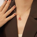 Kerstboom ketting met rood emaille en zirkoniasteentjes op een vergulde ketting - Kerstboom Ketting / Goud