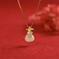 Ketting met witte chalcedoon gelukszakje hanger, gouden ketting en sprankelende strass - doos ketting / Goud