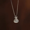 Detail van de zilveren gelukszak-hanger ketting met witte chalcedoon steen afwerking - doos ketting / Zilver