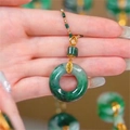 Lujoso collar con colgante de dona de jade verde, detalles dorados y diamantes brillantes - Collar de cuentas / Dorado - Verde Degradado Hebilla Ping'an (Cadena de Cuentas)
