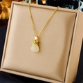 Gouden gelukszakje hanger ketting met witte chalcedoon en zirkoon op een juwelendoos - O ketting / Goud