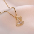 Collana con foglia di ginkgo dorata e zirconi cubici incastonati su seta rosa tenue - Forma di Gonnellina (Catena a Labbra) / Oro