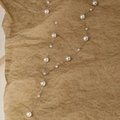Detailopname van de elegante Y-vormige parelketting met een fijne zilveren ketting - Y-ketting / Zilver