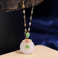 Collana vintage in acciaio al titanio con ciondolo opale occhio di gatto e dettagli dorati - Stile Fibbia della Pace in Giada Bianca Oro
