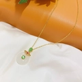 Elegante collana in titanio dorato con pendente opale occhio di gatto e gemme verdi - Stile Fibbia della Pace in Giada Bianca Oro (Catena a O)