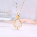 Vista macro del colgante de oro con jade blanco en forma de calabaza y diamantes - Buda Ruyi Blanco Dorado (9135-Blanco Dorado)