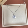 Collana con pendente a girasole scintillante con micro-pavé in un cofanetto beige - Collana di Girasole / Argento
